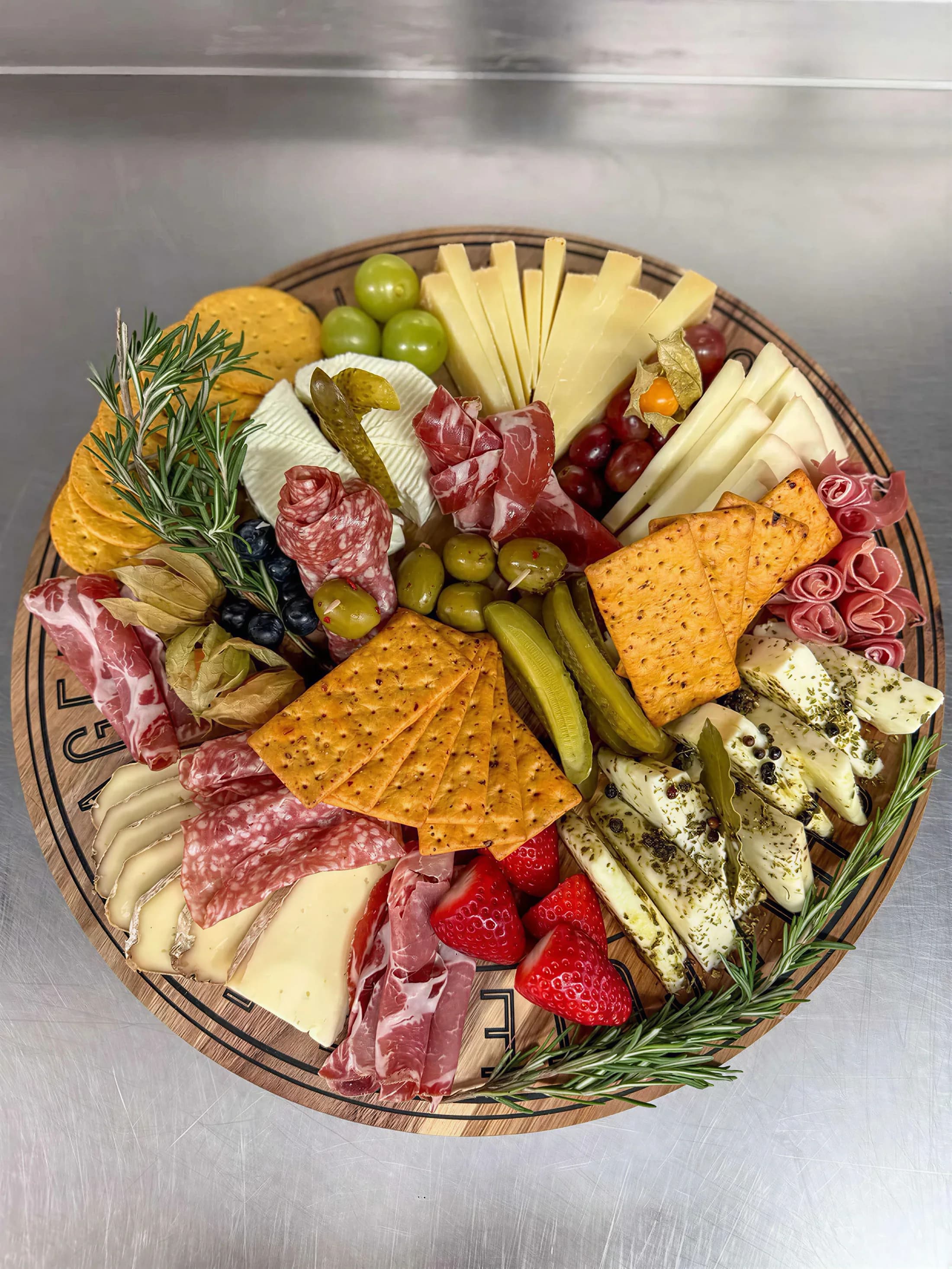 Plateau de fromages, fruits, charcuteries et accompagnements